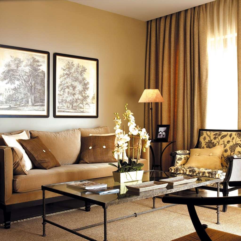 Asia Gardens Hotel & Thai Spa, A Royal Hideaway Hotel Финестрат Стая снимка A living room