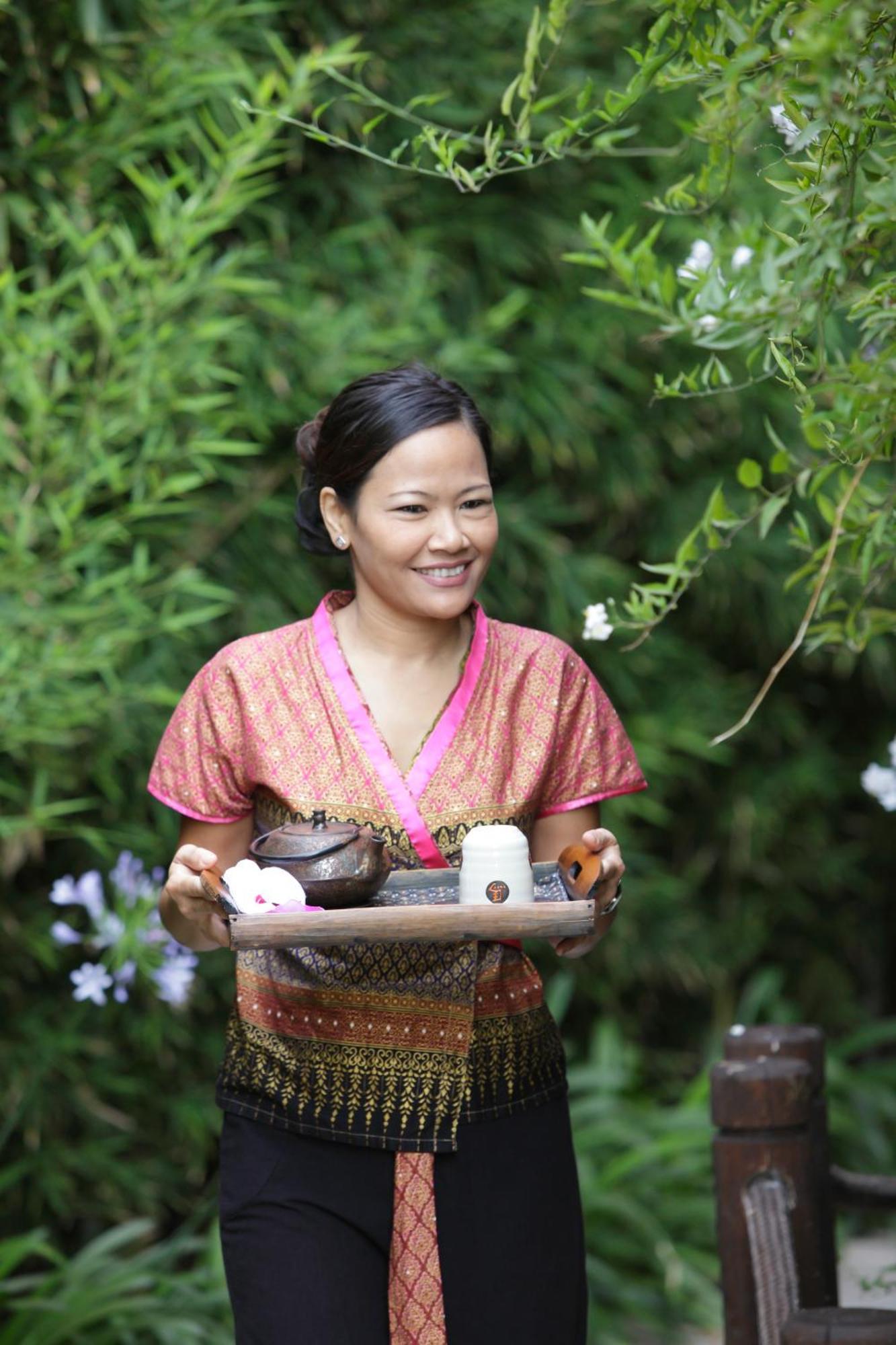 Asia Gardens Hotel & Thai Spa, A Royal Hideaway Hotel Финестрат Екстериор снимка Thai woman serving tea