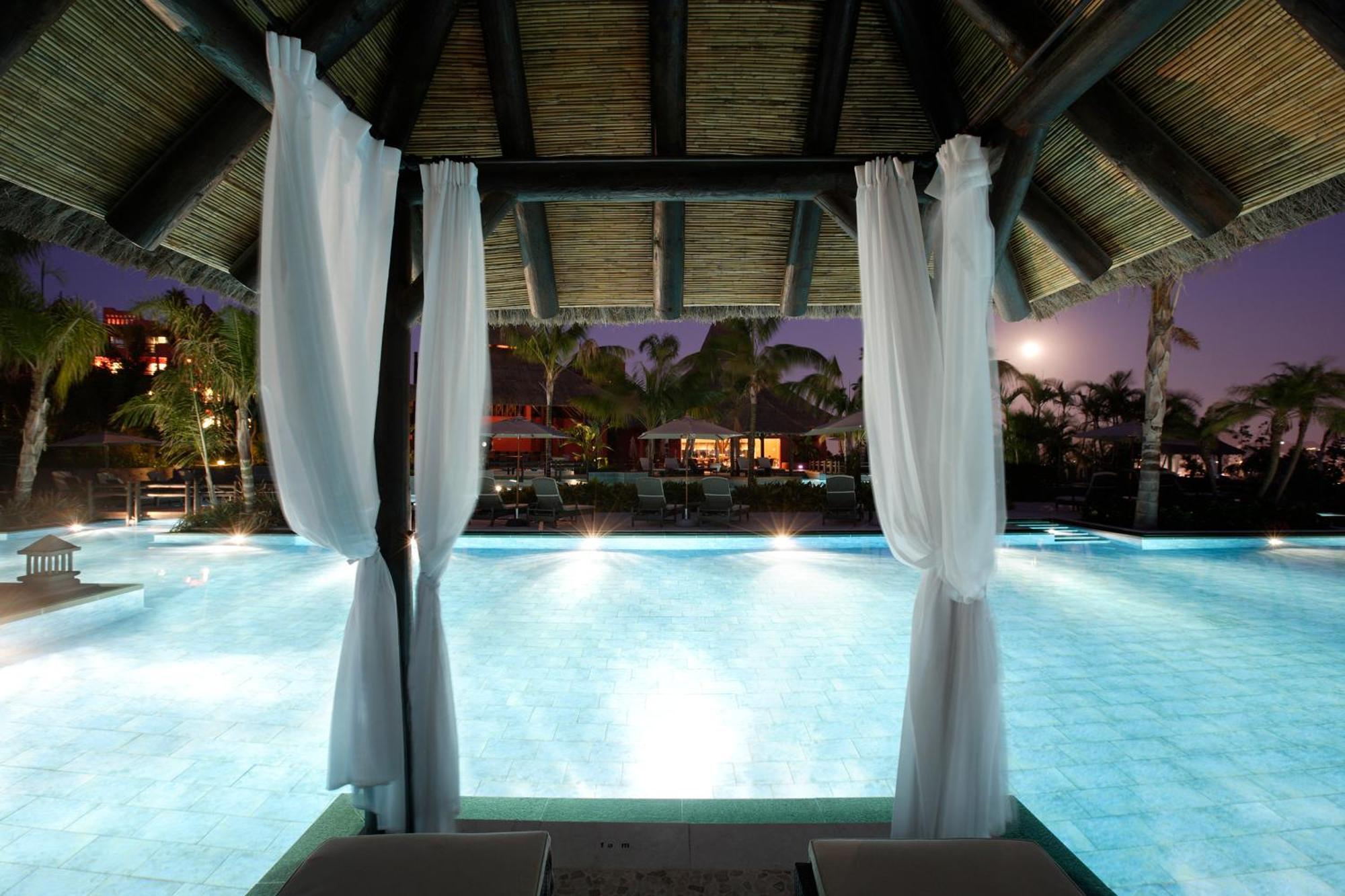 Asia Gardens Hotel & Thai Spa, A Royal Hideaway Hotel Финестрат Съоръжения снимка The pool at the Hard Rock Hotel