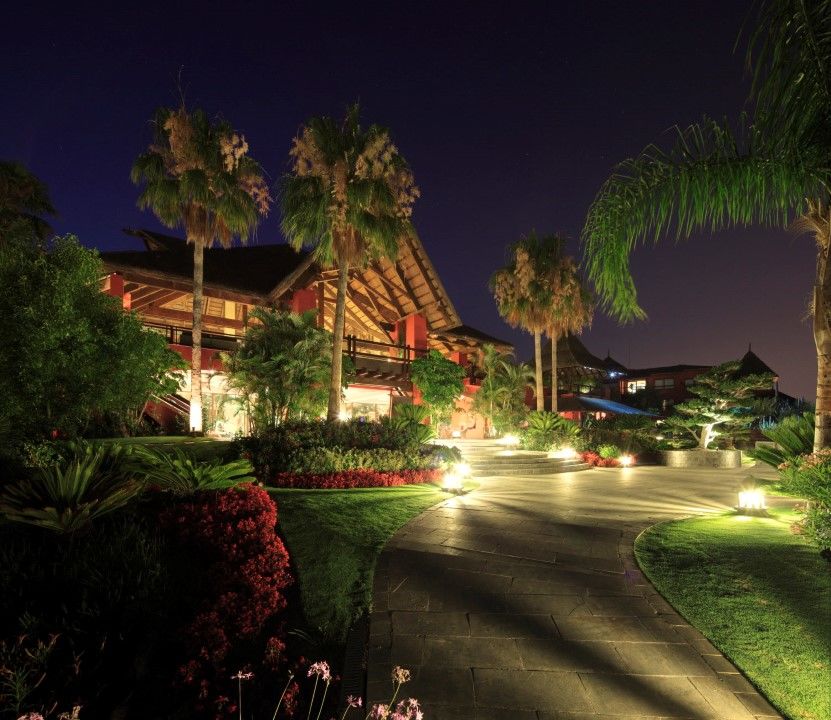 Asia Gardens Hotel & Thai Spa, A Royal Hideaway Hotel Финестрат Екстериор снимка The resort at night