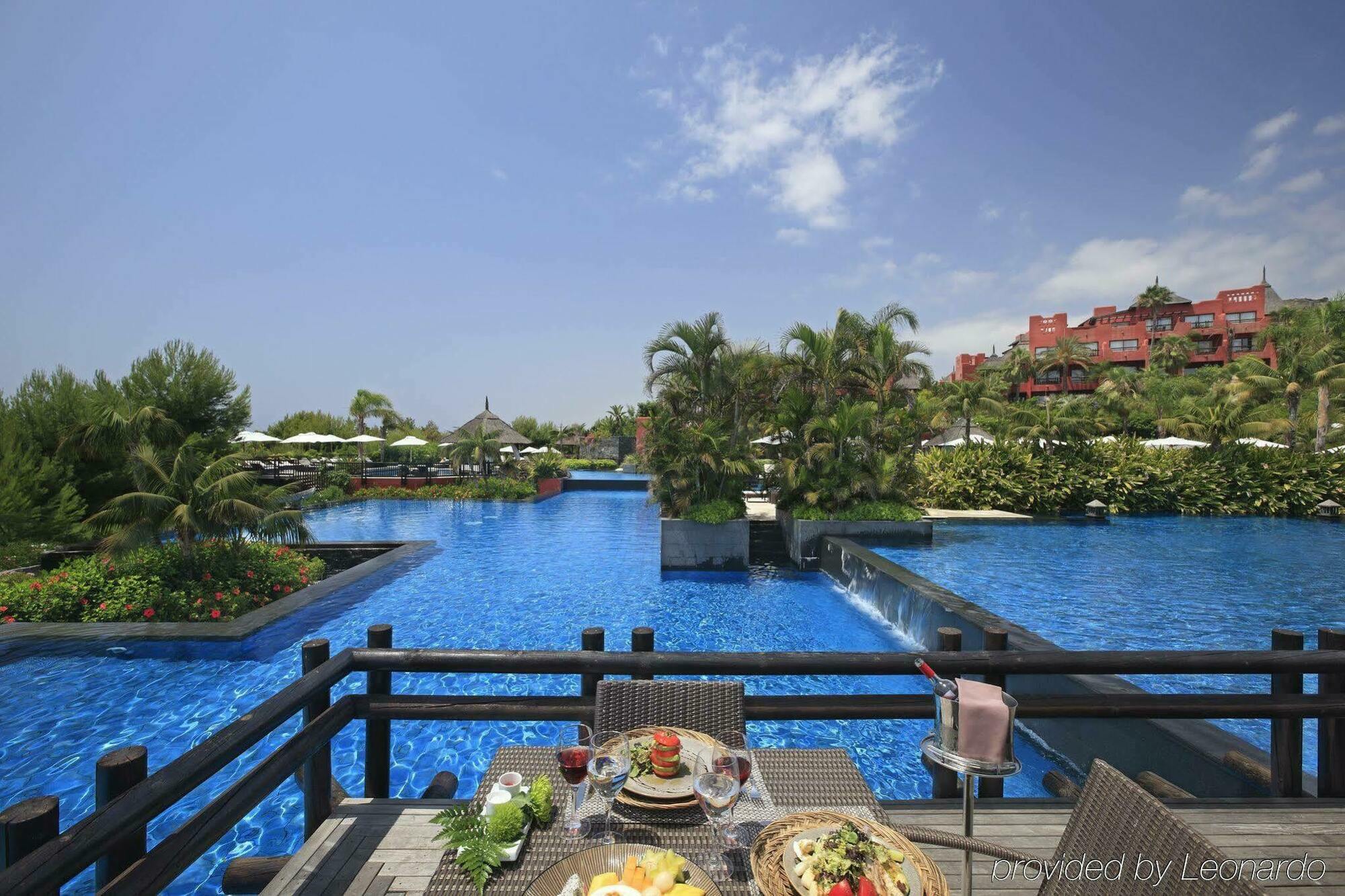 Asia Gardens Hotel & Thai Spa, A Royal Hideaway Hotel Финестрат Съоръжения снимка The pool at the Kempinski, Muscat